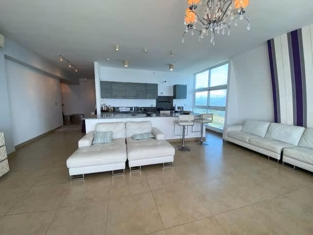 Apartamento en Santa Clara Residences de 7 recámaras, 2 cocinas, 4 estacionamientos.