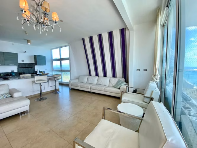 Apartamento en Santa Clara Residences de 7 recámaras, 2 cocinas, 4 estacionamientos.