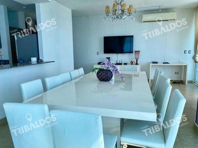 Apartamento en Santa Clara Residences de 7 recámaras, 2 cocinas, 4 estacionamientos.