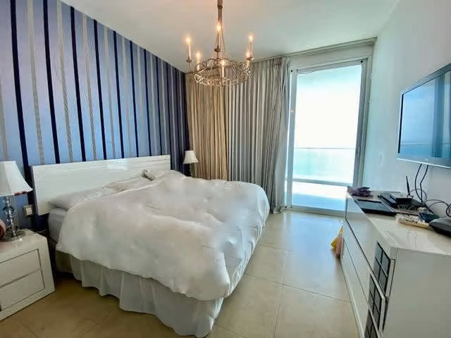 Apartamento en Santa Clara Residences de 7 recámaras, 2 cocinas, 4 estacionamientos.