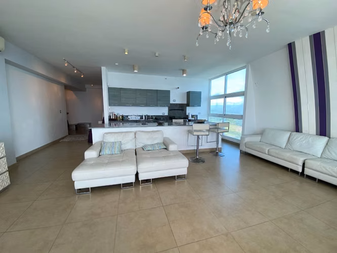 Apartamento en Santa Clara Residences de 7 recámaras, 2 cocinas, 4 estacionamientos.