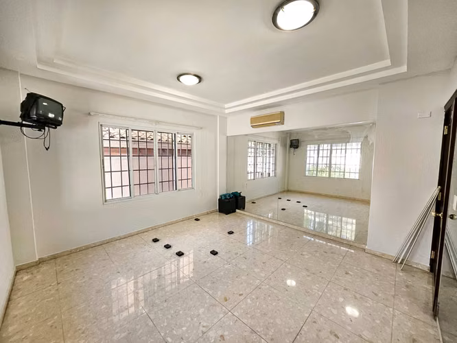 VENTA DE AMPLIA  CASA EN ALTOS DE PANAMA CON PISCINA PROPIA POR DEBAJO DE AVALUO