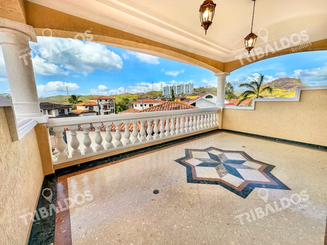 VENTA DE AMPLIA  CASA EN ALTOS DE PANAMA CON PISCINA PROPIA POR DEBAJO DE AVALUO