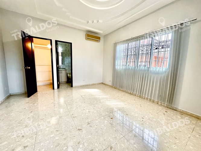 VENTA DE AMPLIA  CASA EN ALTOS DE PANAMA CON PISCINA PROPIA POR DEBAJO DE AVALUO