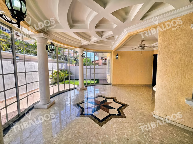 VENTA DE AMPLIA  CASA EN ALTOS DE PANAMA CON PISCINA PROPIA POR DEBAJO DE AVALUO