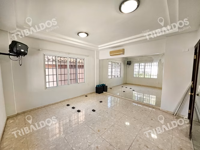 VENTA DE AMPLIA  CASA EN ALTOS DE PANAMA CON PISCINA PROPIA POR DEBAJO DE AVALUO
