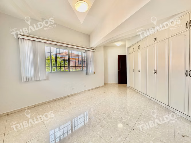 VENTA DE AMPLIA  CASA EN ALTOS DE PANAMA CON PISCINA PROPIA POR DEBAJO DE AVALUO