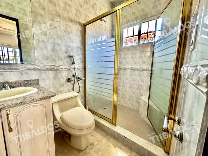 VENTA DE AMPLIA  CASA EN ALTOS DE PANAMA CON PISCINA PROPIA POR DEBAJO DE AVALUO