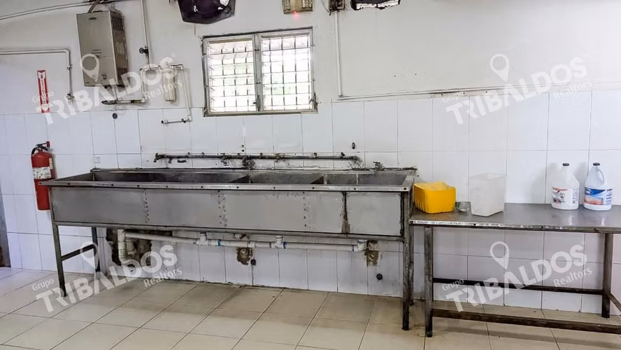 Venta de gasolinera con 2 locales comerciales en Penonomé