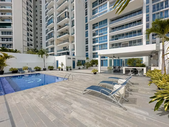 VENTA DE ESPECTACULAR APARTAMENTO REMODELADO CON PISCINA PROPIA  EN P.H. AQUALINA – PUNTA PACIFICA