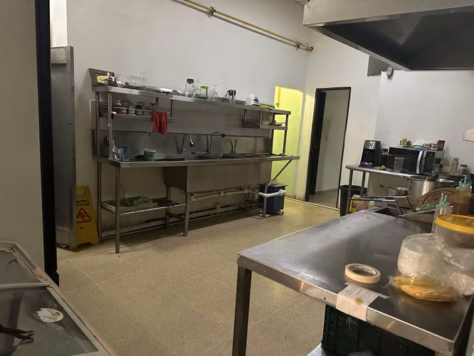 VENTA DE LOCAL COMERCIAL RENTANDO EN HATO PINTADO A PASOS DE LA 12 DE OCTUBRE