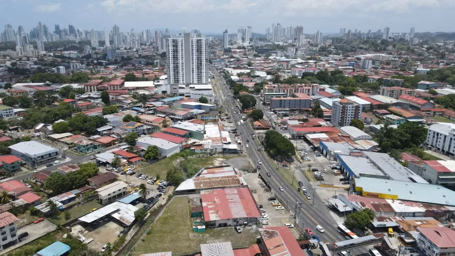 SE VENDE TERRENO/GALERA EN PARQUE LEFEVRE