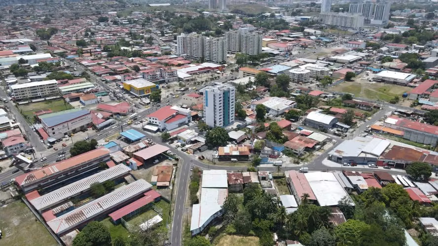 SE VENDE TERRENO/GALERA EN PARQUE LEFEVRE