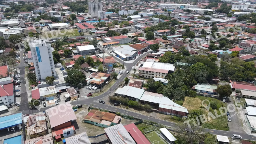 SE VENDE TERRENO/GALERA EN PARQUE LEFEVRE - Imagen 6