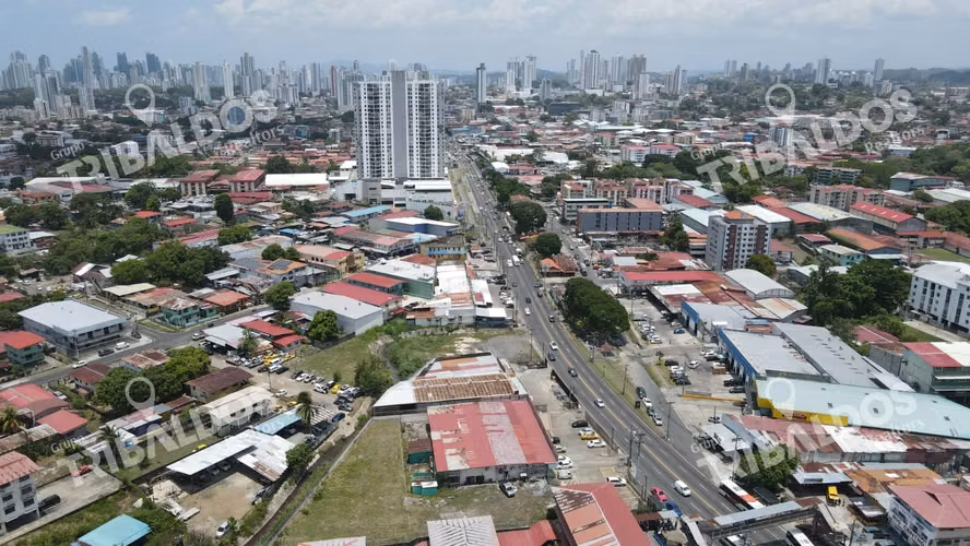 SE VENDE TERRENO/GALERA EN PARQUE LEFEVRE - Imagen 2