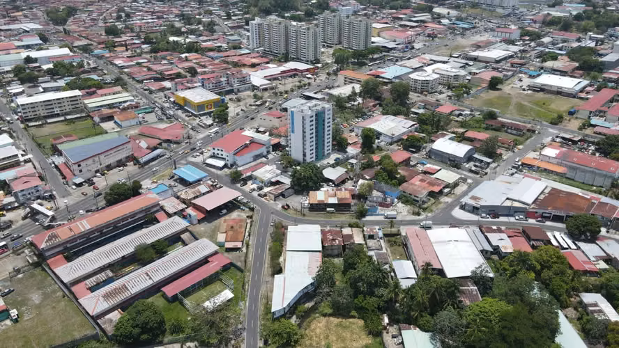 SE VENDE TERRENO/GALERA EN PARQUE LEFEVRE