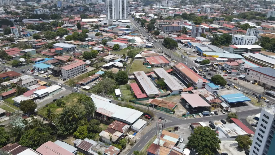 SE VENDE TERRENO/GALERA EN PARQUE LEFEVRE