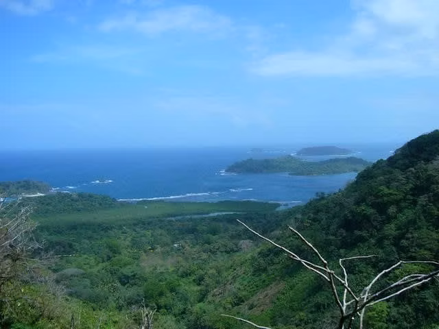 Venta de terreno frente a playa Puerto Lindo Colón