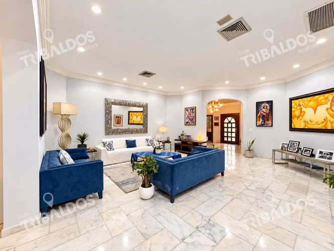 Casa en Venta en Altos del Golf, Panamá | 4 Recámaras, Piscina y 6 Estacionamientos