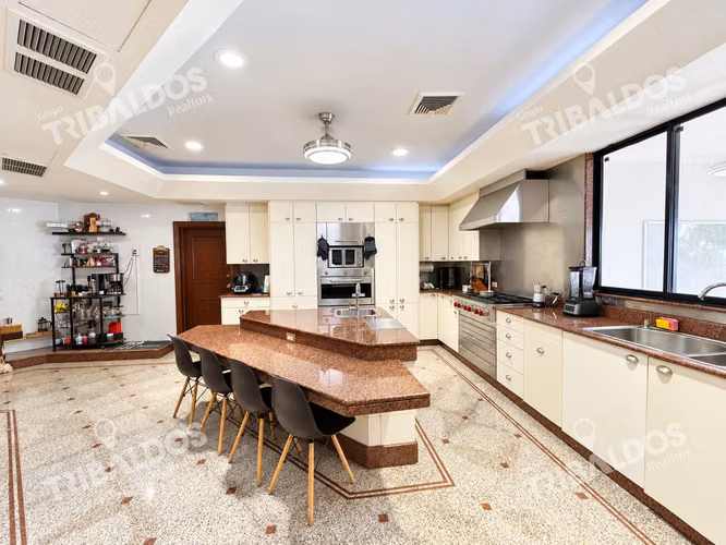 Casa en Venta en Altos del Golf, Panamá | 4 Recámaras, Piscina y 6 Estacionamientos