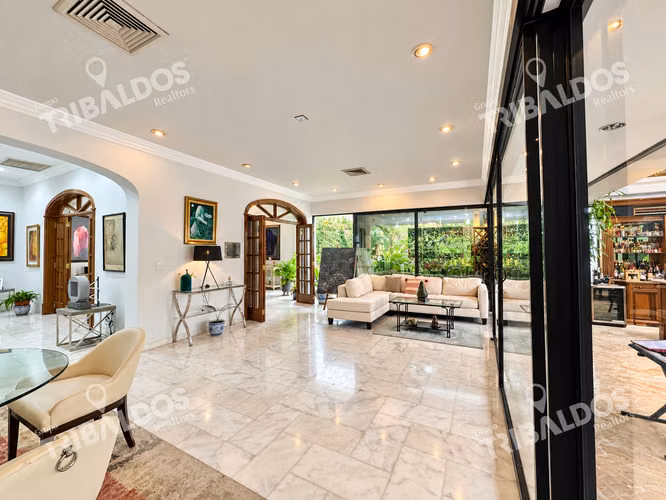 Casa en Venta en Altos del Golf, Panamá | 4 Recámaras, Piscina y 6 Estacionamientos