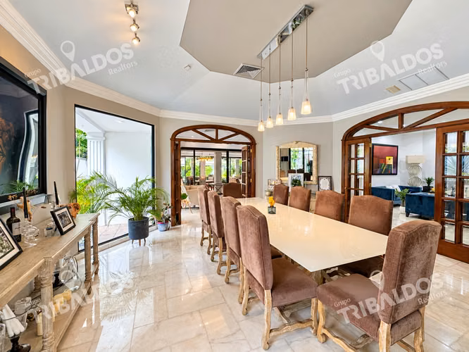 Casa en Venta en Altos del Golf, Panamá | 4 Recámaras, Piscina y 6 Estacionamientos