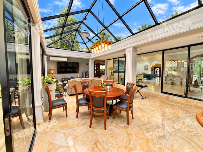 Casa en Venta en Altos del Golf, Panamá | 4 Recámaras, Piscina y 6 Estacionamientos