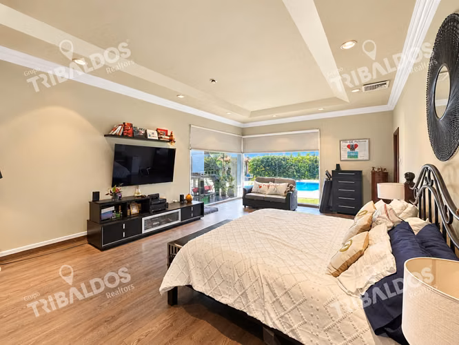 Casa en Venta en Altos del Golf, Panamá | 4 Recámaras, Piscina y 6 Estacionamientos
