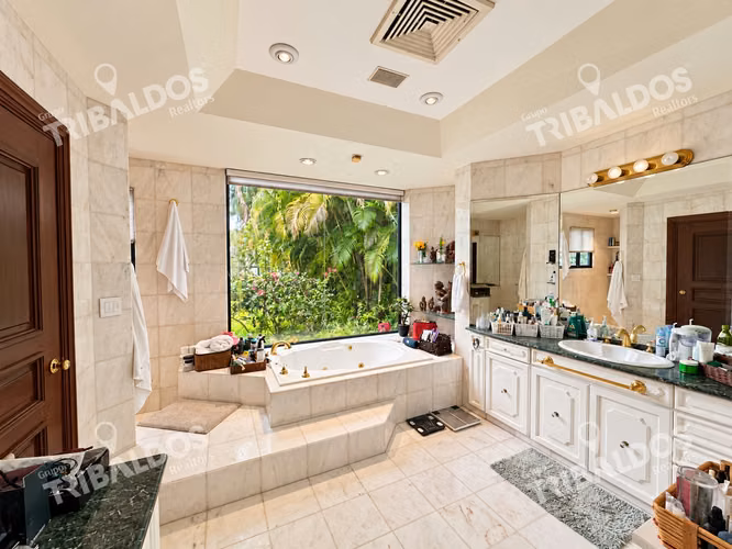 Casa en Venta en Altos del Golf, Panamá | 4 Recámaras, Piscina y 6 Estacionamientos