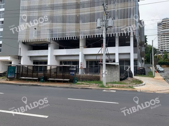 Alquiler de 3 locales comerciales en Vía España