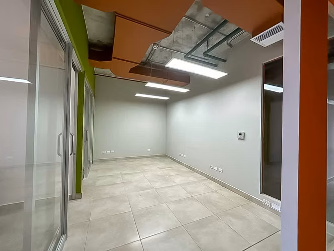 VENTA DE OFICINA EN OBARRIO, PH SORTIS - Imagen 3