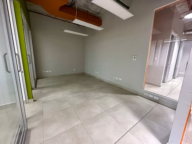VENTA DE OFICINA EN OBARRIO, PH SORTIS - Imagen 12
