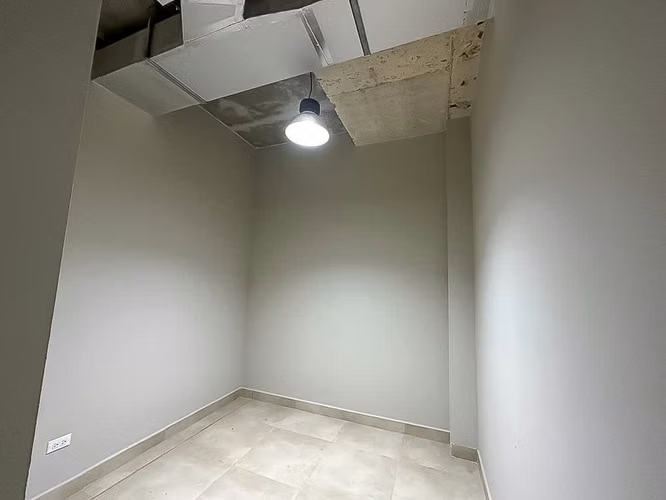 VENTA DE OFICINA EN OBARRIO, PH SORTIS - Imagen 5