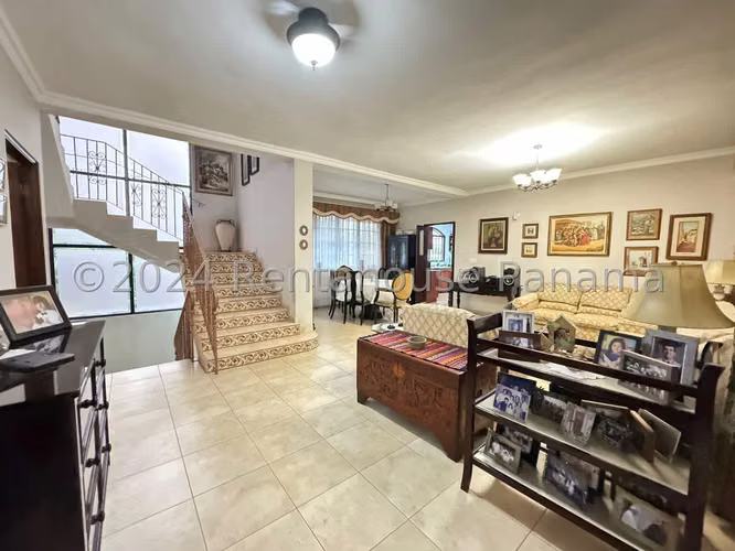 Venta de Casa Glamorosa en El Carmen 25-712GG