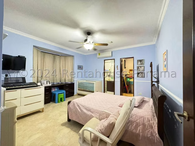 Venta de Casa Glamorosa en El Carmen 25-712GG