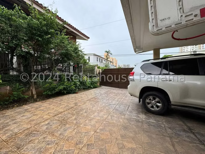 Venta de Casa Glamorosa en El Carmen 25-712GG