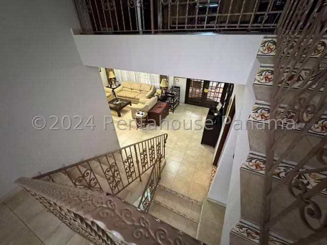 Venta de Casa Glamorosa en El Carmen 25-712GG