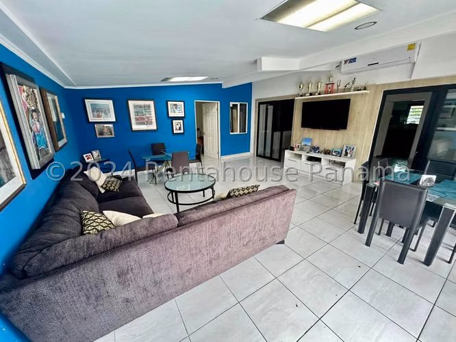 Venta de Casa Unifamiliar con Piscina en Altos de Panamá 26-569GG