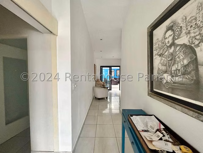 Venta de Casa Unifamiliar con Piscina en Altos de Panamá 26-569GG