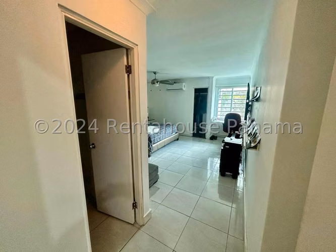 Venta de Casa Unifamiliar con Piscina en Altos de Panamá 26-569GG