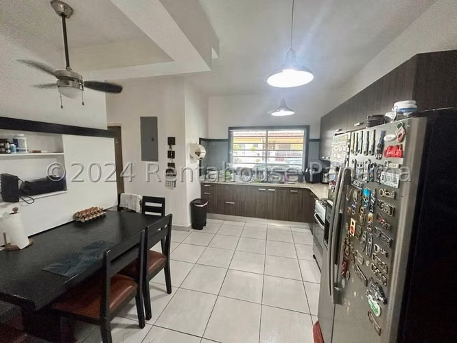 Venta de Casa Unifamiliar con Piscina en Altos de Panamá 26-569GG
