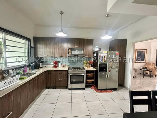 Venta de Casa Unifamiliar con Piscina en Altos de Panamá 26-569GG