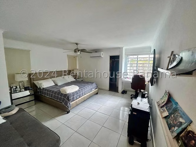 Venta de Casa Unifamiliar con Piscina en Altos de Panamá 26-569GG