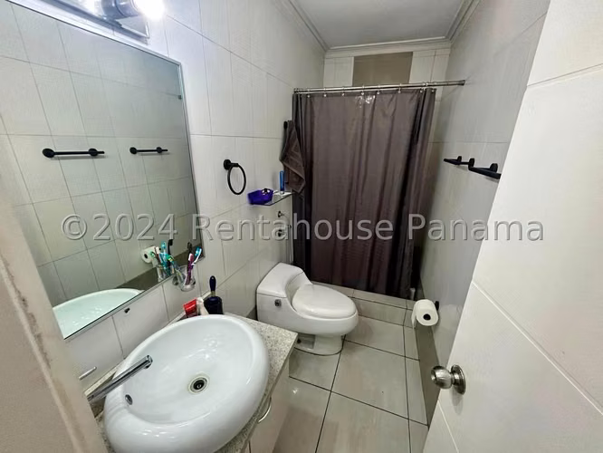 Venta de Casa Unifamiliar con Piscina en Altos de Panamá 26-569GG