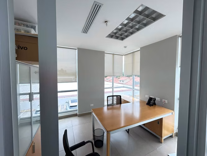 Banco Vende Oficina en Edificio BMW CENTER - 189mt - Imagen 3