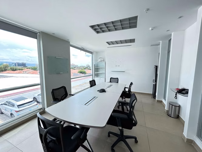 Banco Vende Oficina en Edificio BMW CENTER - 189mt - Imagen 4