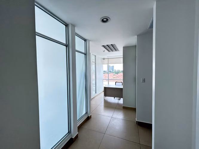 Banco Vende Oficina en Edificio BMW CENTER - 189mt - Imagen 6