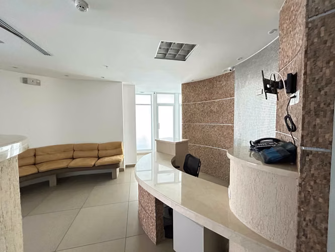 Banco Vende Oficina en Edificio BMW CENTER - 189mt - Imagen 8