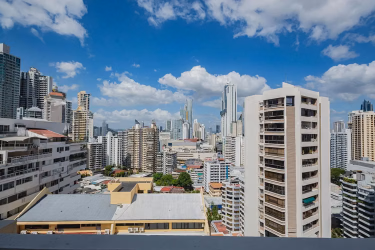 SE VENDE REMODELADO PH TORRE DEL PARQUE