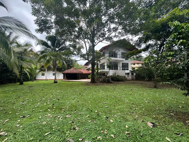 Venta de Casa de 3 Niveles en Albrook, calle Flor de Loto - Imagen 2